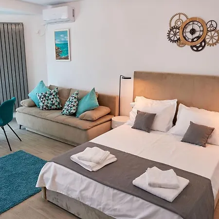 Capri N Pool Apartment