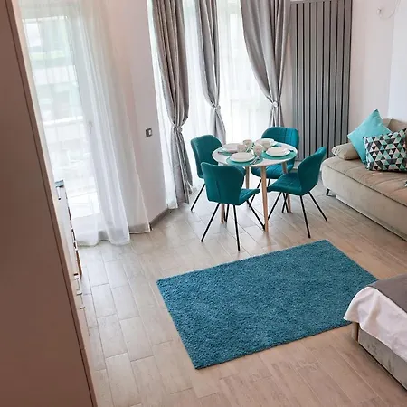 Capri N Pool Apartment