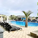 Capri N Pool *
